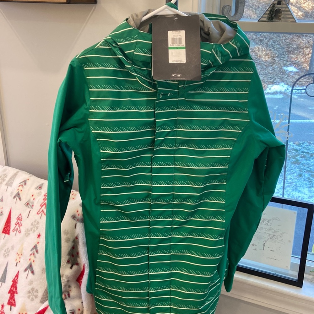Women’s Oakley Mayhem snowboarding jacket new with tags. Size large